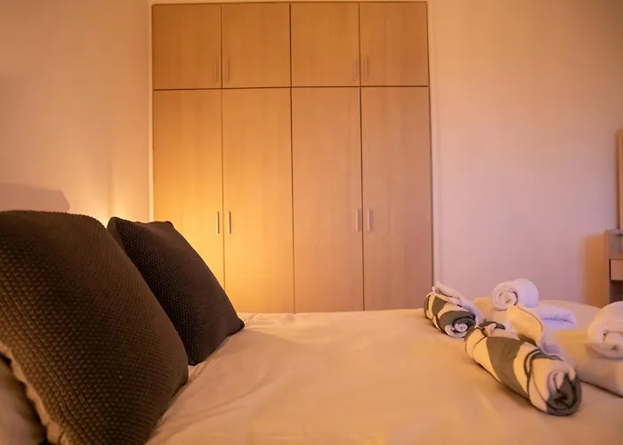 Estea - Hera's Retreat - 50m To The Mall 파포스